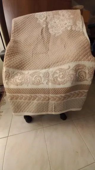 Copriletto matrimoniale beige e rosa