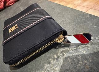 Cartera Tommy Hilfiger azul marino con cremallera