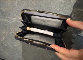 Cartera Tommy Hilfiger azul marino con cremallera