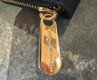 Cartera Tommy Hilfiger azul marino con cremallera