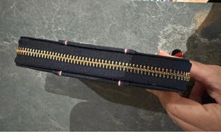 Cartera Tommy Hilfiger azul marino con cremallera