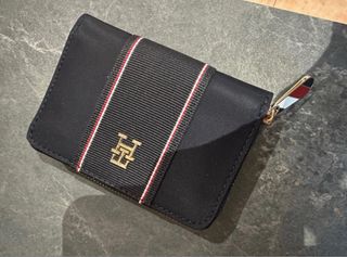 Cartera Tommy Hilfiger azul marino con cremallera