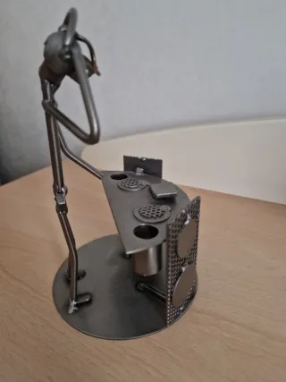 Scultura DJ porta penne artigianale metallo