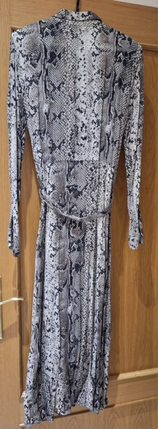 Vestido midi estampado serpiente manga larga