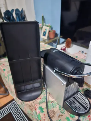 Cafetera DeLonghi , de regalo porta cápsulas.