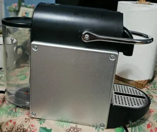 Cafetera DeLonghi , de regalo porta cápsulas.