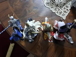 4 Soldatini Cavalieri Medievali