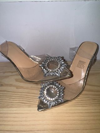 Zapatos de tacón transparentes con pedrería