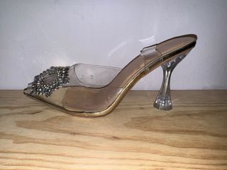 Zapatos de tacón transparentes con pedrería