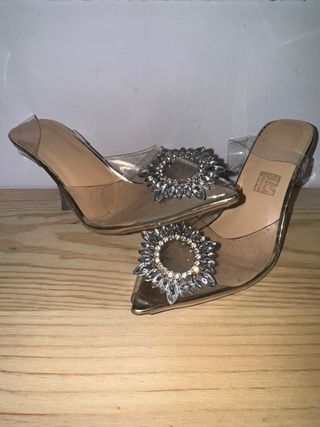 Zapatos de tacón transparentes con pedrería
