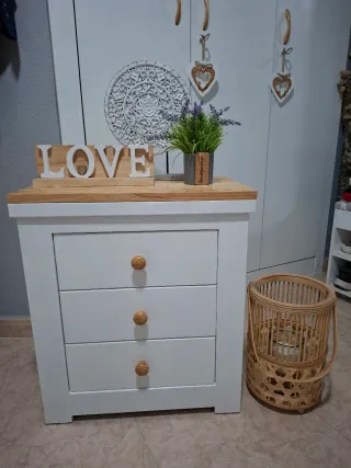 Mesita de noche blanca de madera. Tengo dos iguale