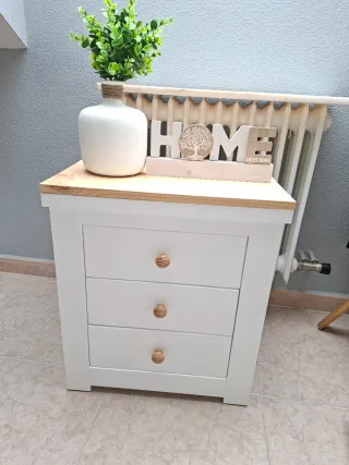 Mesita de noche blanca de madera. Tengo dos iguale