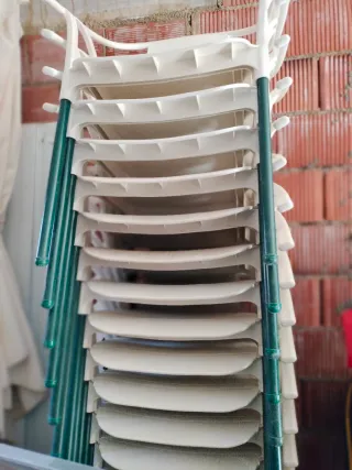 Sillas de terraza blancas y verdes dispongo de 38