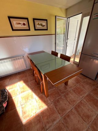 Mesa extensible cocina y 4 sillas madera