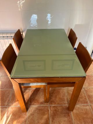 Mesa extensible cocina y 4 sillas madera