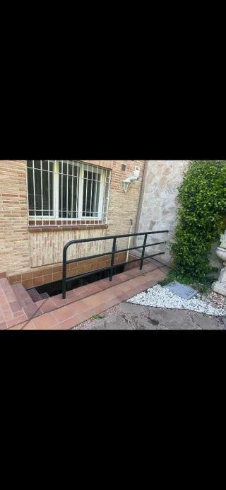 Barandilla de cristal con herrajes