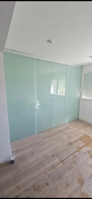 Barandilla de cristal con herrajes