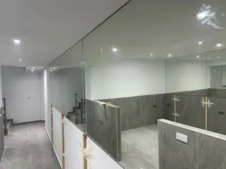 Barandilla de cristal con herrajes