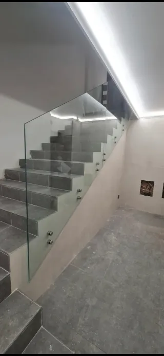 Barandilla de cristal con herrajes