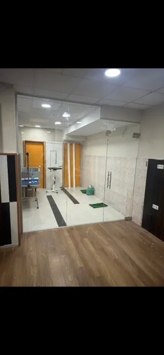 Barandilla de cristal con herrajes