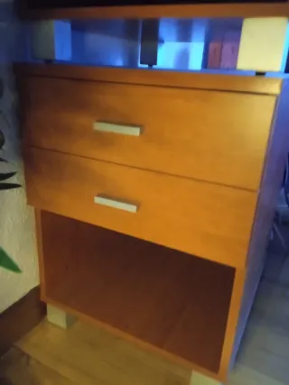 Mesitas de noche azules y marrones