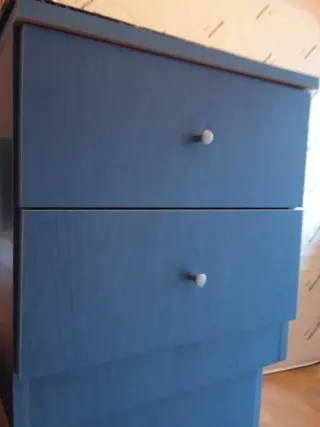 Mesitas de noche azules y marrones