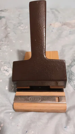 Taladradora de papel manual