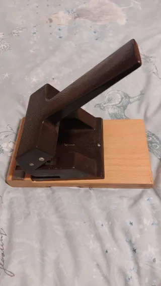 Taladradora de papel manual