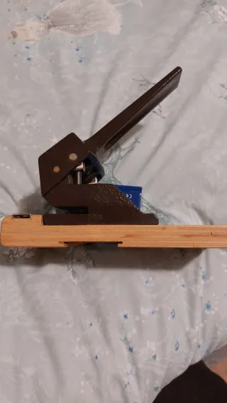 Taladradora de papel manual