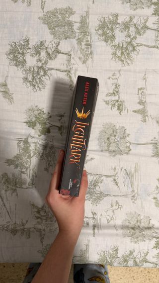 Lightlark (Spanish Edition)