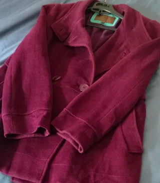 Elegante chaquetón de paño morado