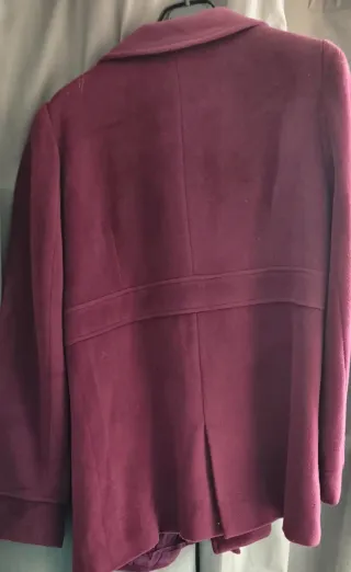 Elegante chaquetón de paño morado
