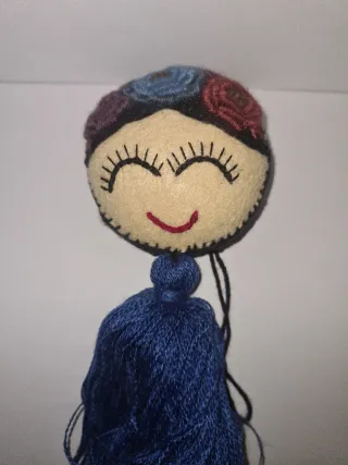Colgante amigurumi Frida Kahlo