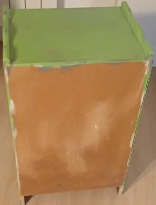 Mesita de noche verde de madera