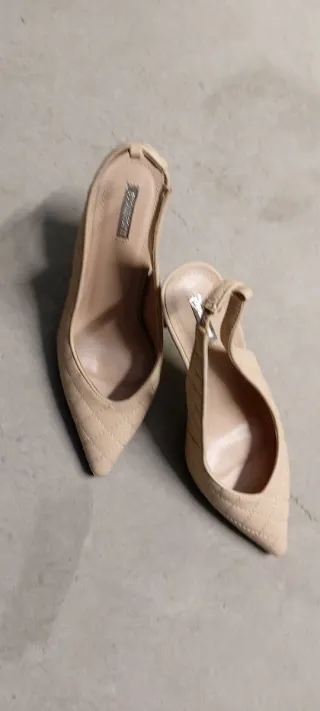 Zapatos de tacón beige acolchados
