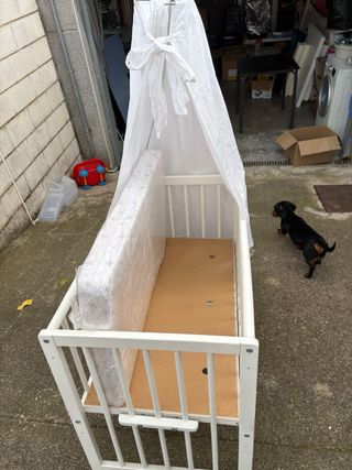 Minicuna blanca con dosel