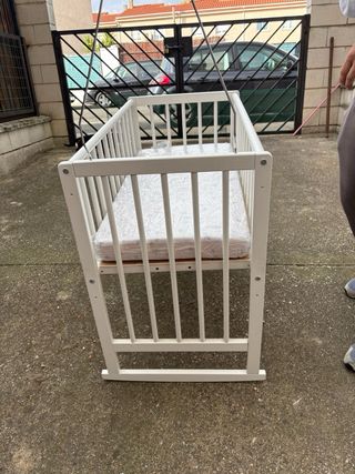 Minicuna blanca con dosel