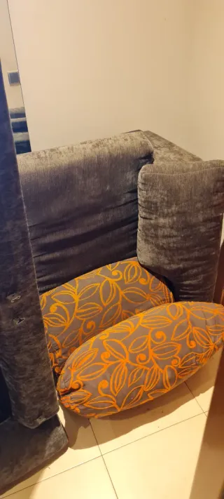 Sofá gris con asientos deslizantes