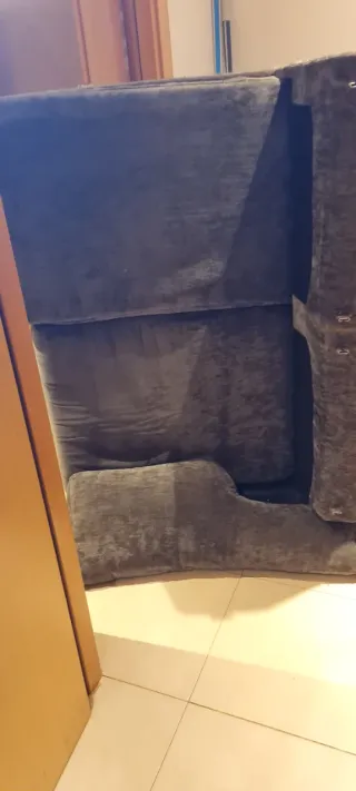 Sofá gris con asientos deslizantes