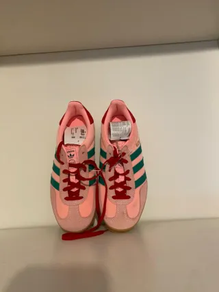 Adidas Gazelle rosas y verdes