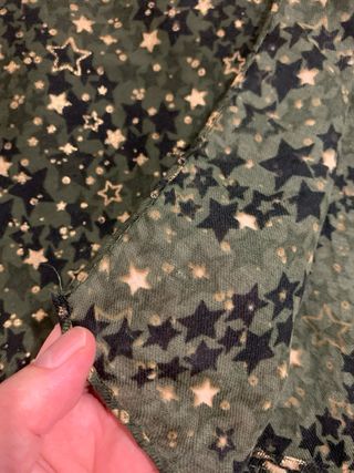 Pañuelo de color verde militar con estrellitas