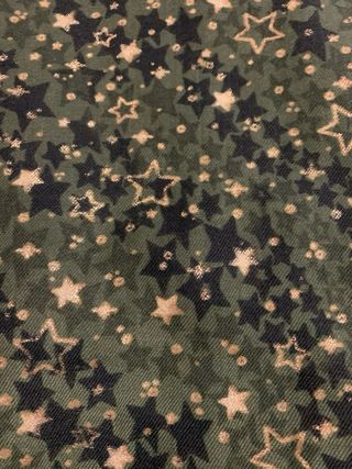 Pañuelo de color verde militar con estrellitas