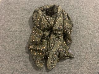 Pañuelo de color verde militar con estrellitas