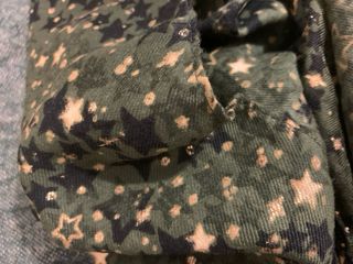 Pañuelo de color verde militar con estrellitas