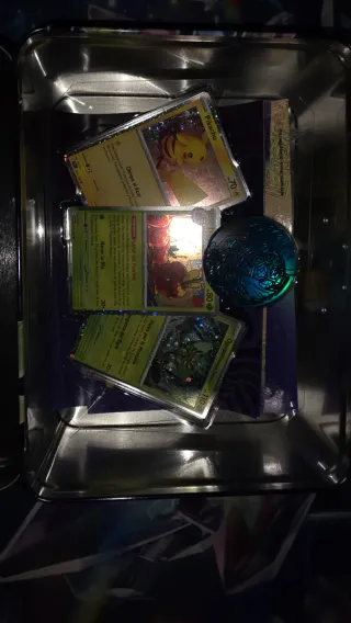 Caja Metálica Pokémon Pikachu completa.