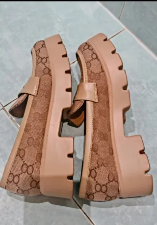 Mocasines plataforma monograma beige/marrón 40