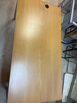 Mesa de despacho con patas metálicas