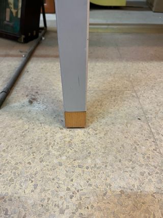 Mesa de despacho con patas metálicas