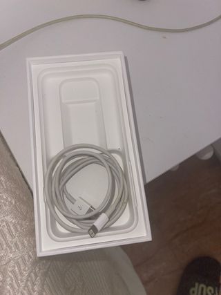 iphone 7 buen móvil, no tiene ningún  golpe