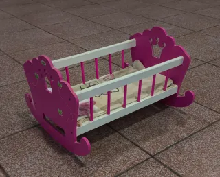 Cuna de muñecas rosa de madera